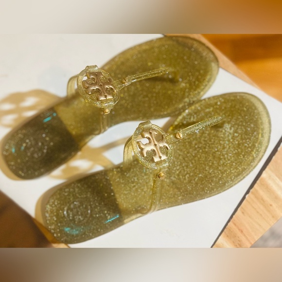 Tory Burch Mini Miller Jelly Thong in Green & Gold - Picture 2 of 4